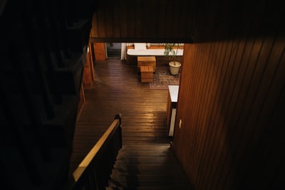 棕色的木质楼梯屋内
